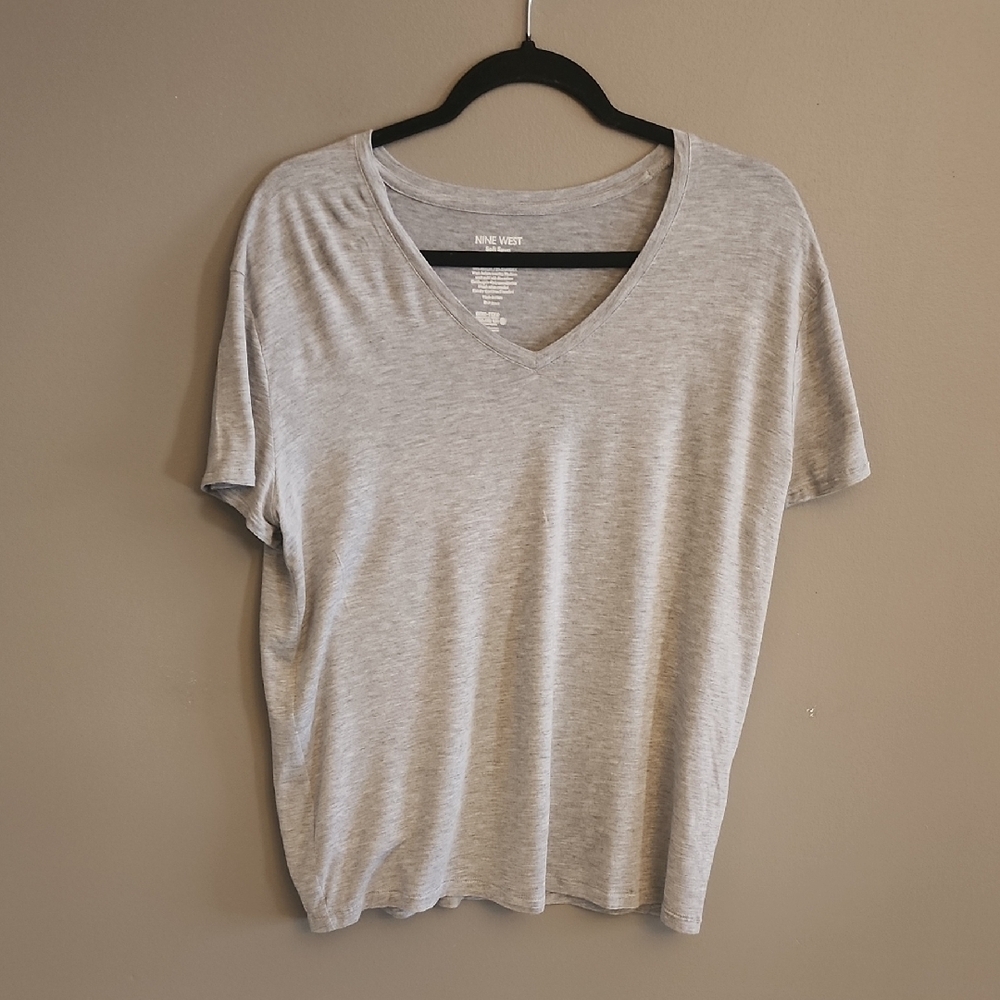 Nine West Light Gray V-Neck Short Sleeve Tee